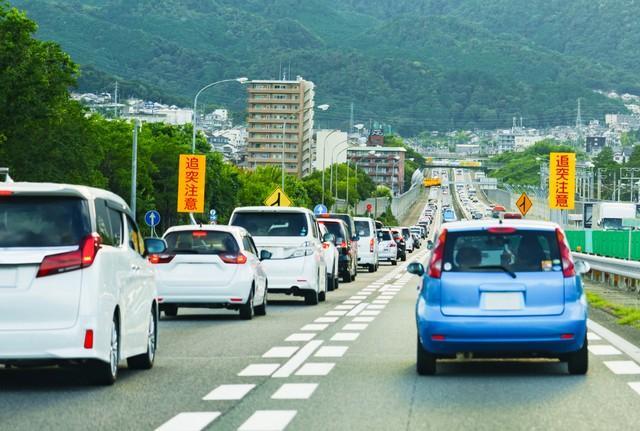 エンジンブレーキは、ブレーキランプが点灯しないため後続車に分かりづらいことも　※画像はイメージです（show999/stock.adobe.com）