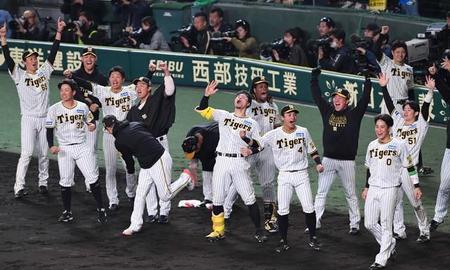 日本シリーズ第5戦で、８回の逆転に歓喜する阪神ナイン＝甲子園