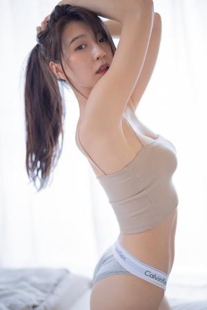 美脚が光るビキニ姿　グラビアモデル吉川このみさんがボディメイクで新境地　腹筋縦ラインで観客を魅了