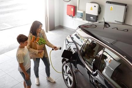 電気自動車…自宅で充電ができるようにする方法は　※画像はイメージです（BASILICOSTUDIO STOCK/stock.adobe.com）