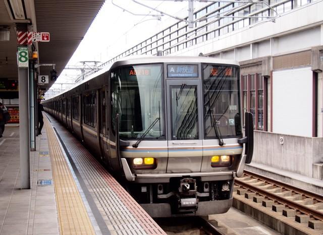 姫路駅に停車する新快速