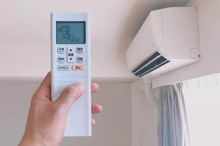 エアコン暖房、何度に設定していますか？　※画像はイメージです（photoAC）