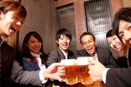 「飲み会は交流が深まる良い機会」と認識している人が約8割　※画像はイメージです（Paylessimages/stock.adobe.com）