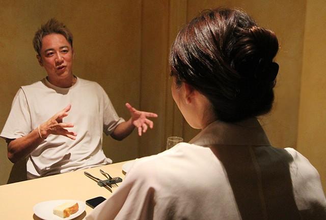 「ネオホームレス」として知られる野口昌一路氏に、これまでに出会ったヤバい店について話すAさん（右）