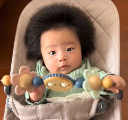 生後3カ月で髪の毛フサフサの赤ちゃん…だがママはもっとイカつかった！「圧倒的に遺伝」「ママが勇ましい」