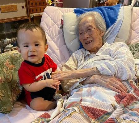 100歳の曾祖母、動かないはずの右手を伸ばし…　0歳のひ孫とはぐくむ関係に「癒されて泣ける」「心と心で会話」