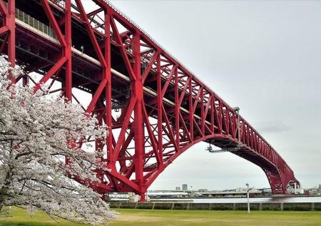 大阪港を彩る赤いシンボル…実は世界最大級のトラス橋　阪神高速・港大橋　先進の橋梁技術を結集、地震対策も万全