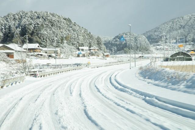 踏みしめられた雪。布製タイヤチェーンが効果を発揮しそうです