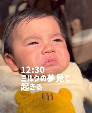 「ミルクの夢見て起きる」寝るミルクの繰り返し…4か月後は？　赤ちゃんの1日のルーティン動画「ママは大忙し」「子育て頑張ってる」