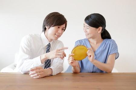 家のお金の管理は誰がしていますか？→ほぼ2人に1人が「妻」と回答　既婚者500人が明かすメリット・デメリット