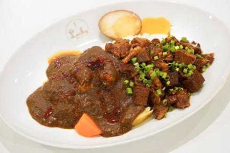 根津カレーLuckyさんの人気メニューのひとつ、カレーとルーロー飯の合いがけ（提供：根津カレーLucky(ラッキー)さん）