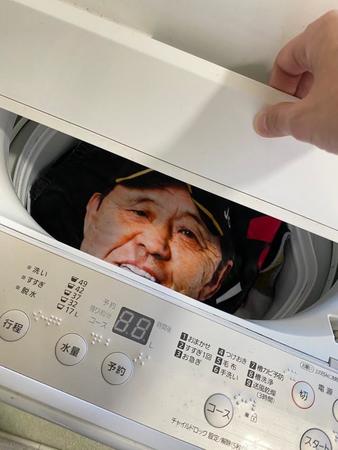 洗濯機を開けたらそこには岡田監督！（提供：𝐊🐯🅝🅔🅧🅣11/25ファン感🏟️✨さん）