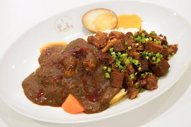 根津カレーLuckyさんの人気メニューのひとつ、カレーとルーロー飯の合いがけ（提供：根津カレーLucky(ラッキー)さん）