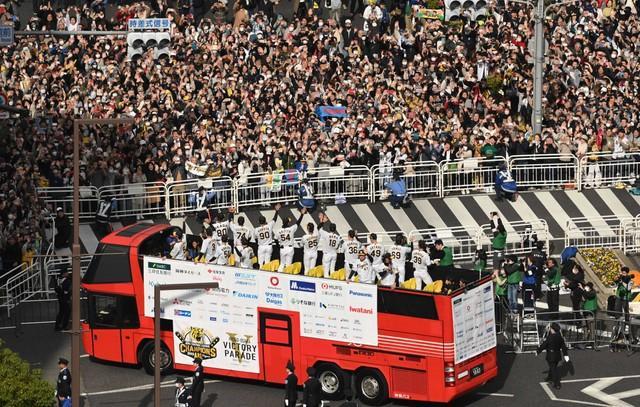 大観衆に祝福され優勝パレードする阪神ナイン＝神戸市内