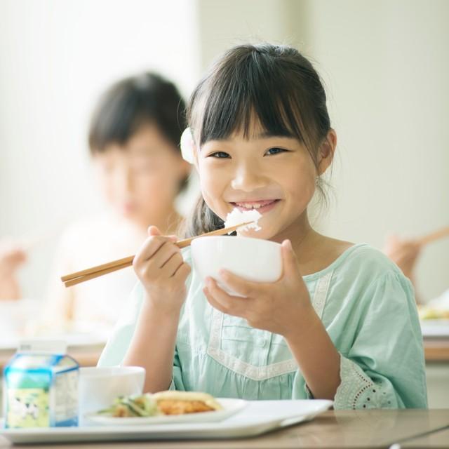 給食事業者の倒産が目立ってきている　※画像はイメージです（ohayou!/stock.adobe.com）