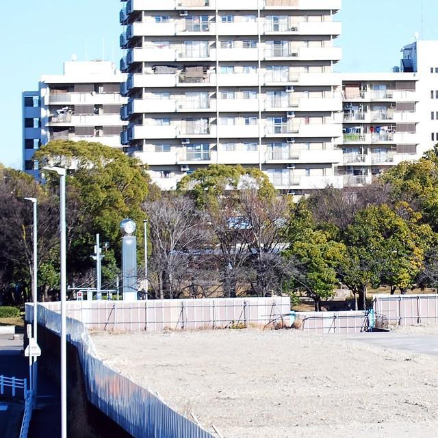 マンションの前に広がる更地　もしかしたら何か建つのでは？とも思いましたが…　※画像はイメージです（Satoshi/stock.adobe.com）