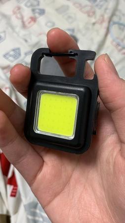 「ダイソーの300円ライトがエグすぎ！6畳の部屋が普通に照らせる」コスパ最高の商品に「車中泊とかに使えそう」