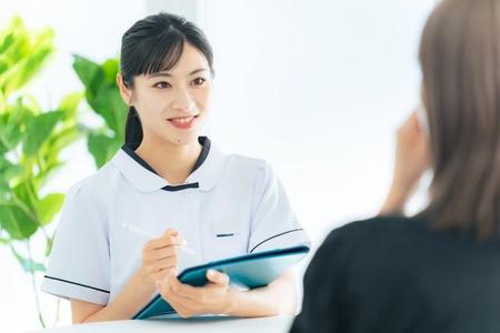 「診察券はポーチから出して」医療事務員のお願いが話題　提示求めると「ほい」とポーチごと投げる患者も