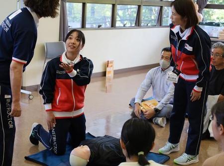 倒れている人を見つけた時の対処法を教える秋田さん（左から２人目）＝京都市東山区・日赤府支部　同支部提供