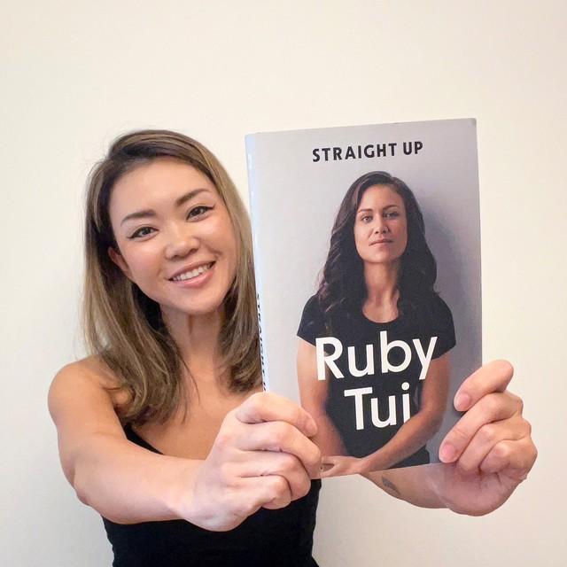 ルビー・トゥイ選手のベストセラー自伝「Straight Up」に感銘を受けた筆者（左）