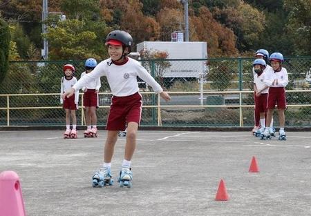 全国唯一？校庭にローラースケート場がある小学校　70年近く続く大会をのぞいてみたら…超ステキな時間が流れていた