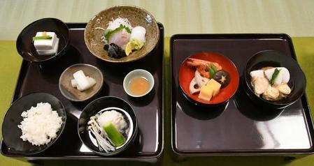 池田斉敏が祖父をもてなした際に出された料理などを再現した本膳（左）と二の膳