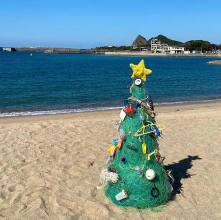 完成した「海のクリスマスツリー」（イドベタ提供）※一部トリミング