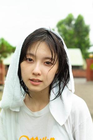 大河ドラマで注目　2023年はドラマ初主演の女優加藤小夏さん　透明感と可憐さ表現した写真集発売決定　キャミソール姿も