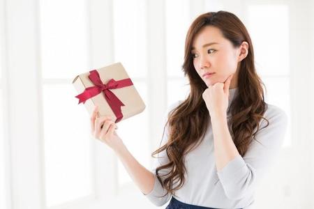 「嬉しくなかったクリスマスプレゼント」ランキング　3位「化粧品・美容グッズ」、2位「花・フラワーギフト」…1位は？