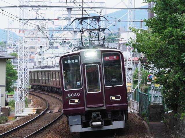 岡本駅に進入する特急