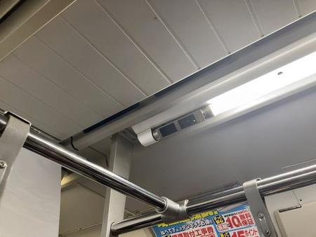 電車内の「蛍光灯と一体になった監視カメラ」に称賛の声　取り付け場所と電源を一挙に確保「天才すぎる発想」