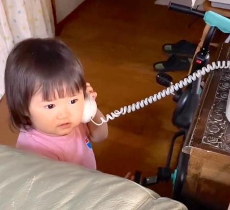 2歳女の子、電話で真剣に受け答え「はい…はい…！」　電話の内容を聞いたら急に口ごもり…その真相が驚きだった