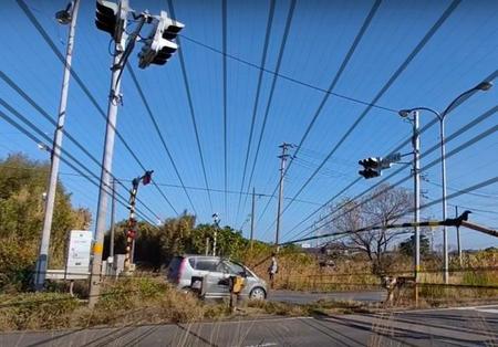 【悪質ドライバー】遮断機も警報も無視して踏切突破　鉄道ファンの行為が列車事故を防いだ