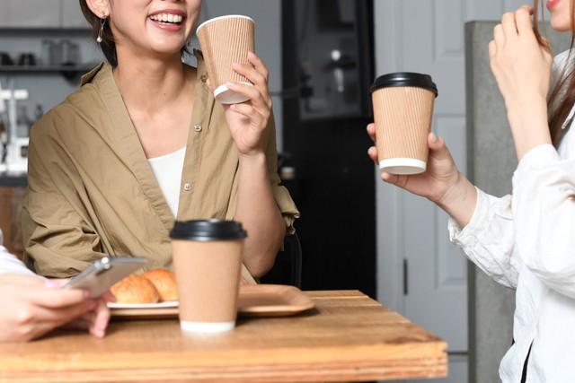 カフェで会話する女性たち　※写真はイメージ（koumaru/stock.adobe.com）