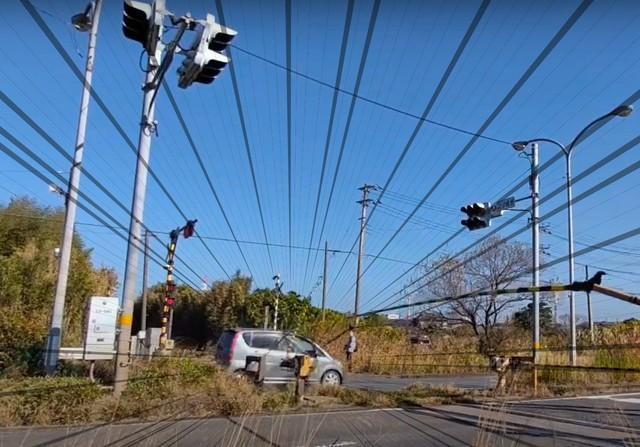 猛スピードで遮断棒を吹っ飛ばし、踏切を渡る車（ほわっちさん提供の動画より）