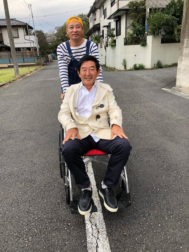 撮影の合間に笑顔を見せる石田純一さん、いしだ壱成さん