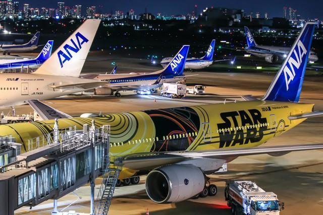 サンタさんのお手伝い中？ 空港に巨大クリスマスボックス出現 ANAの粋  