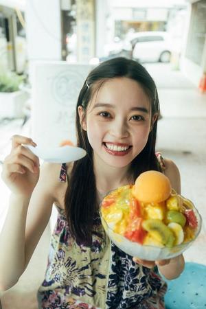 「髙石あかりファースト写真集　幻灯」（東京ニュース通信社刊） 撮影／横山マサト