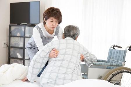 【介護士の身だしなみ事情】勤務中の髪型は「短いから結んでいない」4割…「髪が絡むと危ない」