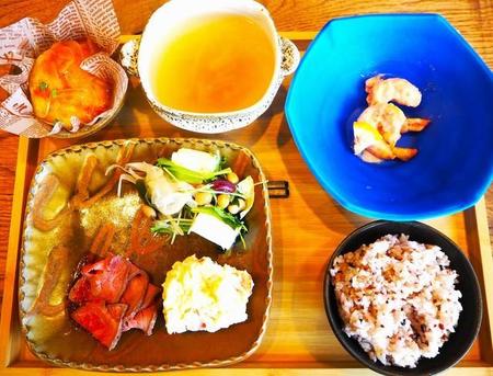 買った惣菜を地元陶芸家の器に盛り付け♪ スペシャルな食体験を楽しめるスポットが淡路島に誕生