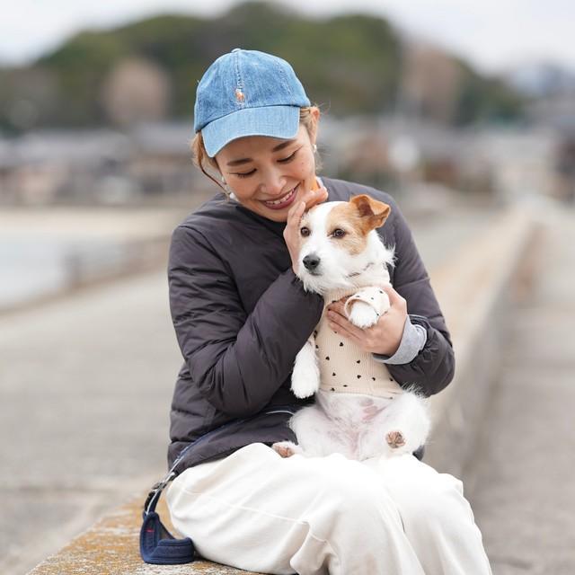 中元さんと愛犬のステラ　福岡県糸島市の漁港にて