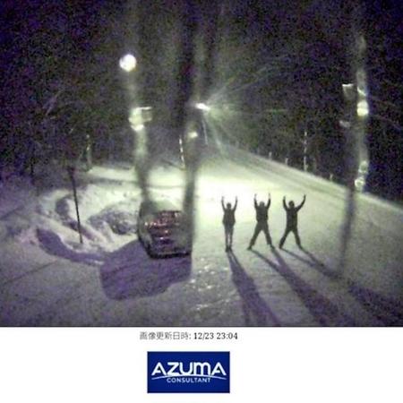 雪道のライブカメラ見たら…カメラに向かって手を振る3人「誰だか知らんが楽しそう」←たった10分間にまさか「見てる人がいた！」陽気なポーズの理由が胸熱だった