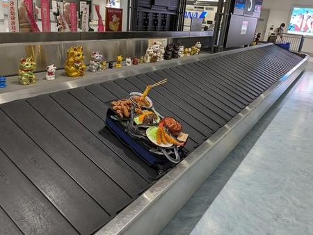 空港で「凄いのが流れてきた」スーツケースに名古屋メシがてんこ盛り、実は空港のネタだった！？