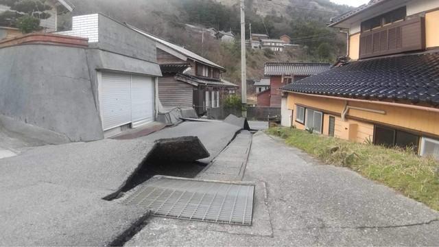 年明けに起きた大地震で石川県珠洲市内の道路が割れた（和田丈太郎さん撮影）