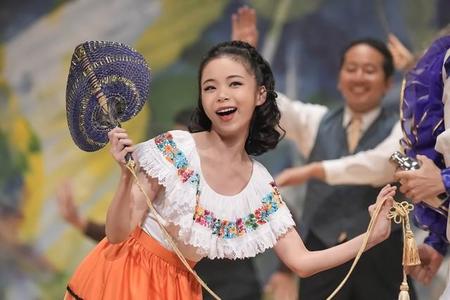 劇中劇『舞台よ！踊れ！』で新曲コペカチータを披露するスズ子（趣里）　(C)NHK