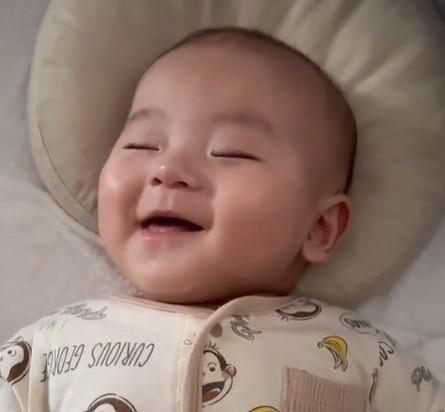 寝てるのか起きてるのか、どっち！？…ウトウトしながら笑う赤ちゃんが可愛すぎると話題 「最高に気持ち良い時間w」