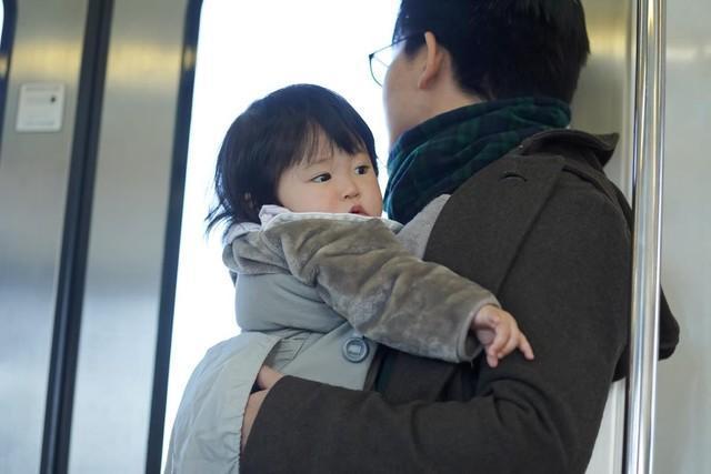 寒い季節…抱っこひもで赤ちゃんとお出かけするときに気をつけることは？※画像はイメージです（polkadot/stock.adobe.com）