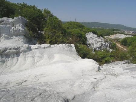 真っ白な岩肌が剥き出しの奇怪スポット・屯鶴峯　千数百万年の時を経て生まれた自然の造形美