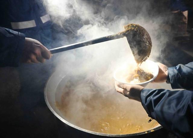 海上自衛隊のカレーの炊き出しで提供された飲料とは（防衛省 海上自衛隊@JMSDF_PAOのXより）