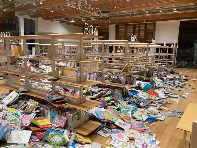 被災当初。10万冊の蔵書が雪崩れ落ちていた＝富山市立図書館提供